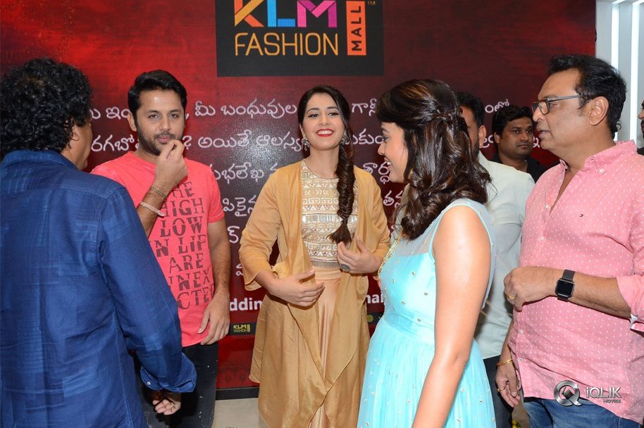 Srinivasa-Kalyanam-Team-at-KLM-Fashion-Mall